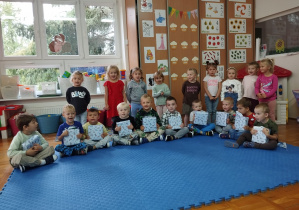 zdjęcie grupowe z chłopcami trzymającymi swoje upominki