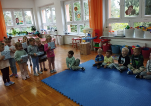 dziewczynki składają życzenia chłopcom i wręczają prezenty