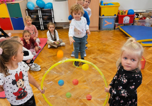 zabawa z elemetem rzutu - chłopcy celują piłeczką do koła owiniętego taśmą klejącą