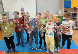 chłopcy z upominkami