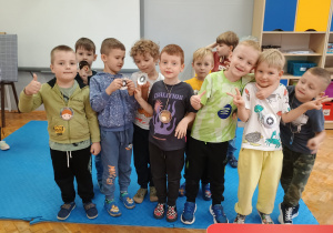 chłopcy z medalami z napisem super chłopak