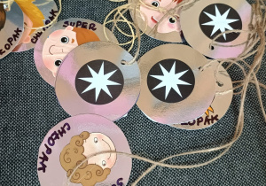 medale chłopców z napisem super chłopak