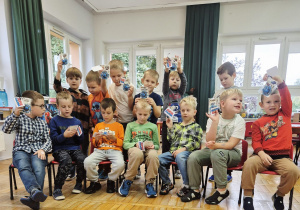 chłopcy z upominkami