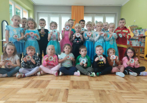 zdjęcie grupowe z medalami okolicznościowymi