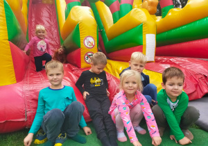 przedszkolaki po zjeździe na dmuchanej zjeżdżalni