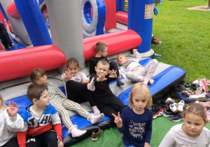 dzieci przed wejściem do labiryntu