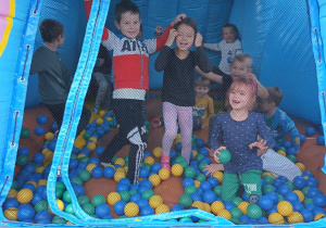 dzieci podczas zabaw w kulkach