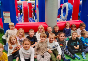 zdjęcie grupowe przed dmuchańcem labirynt