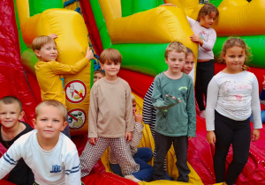przedszkolaki po zjeździe na dmuchanej zjeżdżalni