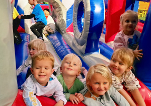 przedszkolaki w labiryncie
