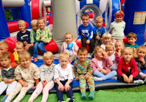 dzieci przed wejściem do labiryntu