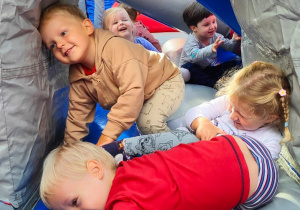 przedszkolaki w labiryncie