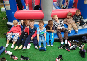 dzieci przed wejściem do labiryntu