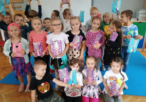 dzieci z upominkami na dzień przedszkolaka