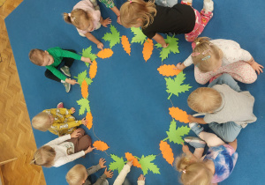 dzieci podczas wykonywania jesiennej girlandy
