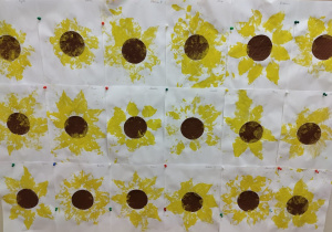 prace plastyczne - słoneczniki - stemplowane liśćmi i farbą