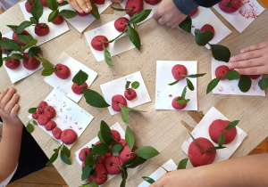 prace plastyczne - czerwone jabłuszka z masy solnej