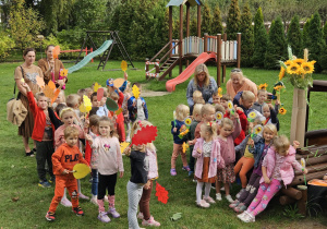 dzieci po korowodzie machają jesieni swoimi rekwizytami