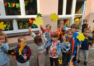 dzieci na tarasie przygotowują się do korowodu z jesiennymi akcesoriami