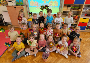 zdjęcie grupowe dzieci z wiatraczkami