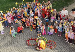 przedszkolaki na tarasie pozują do zdjęcia grupowego z jesiennymi akcesoriami