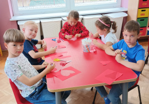 przedszkolaki wycinają serca
