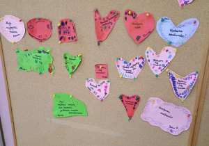 tablica z serduszkami i dobrymi wiadomościami dla rodziców od dzieci