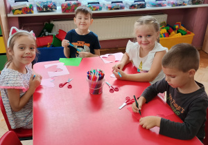 przedszkolaki wycinają serca