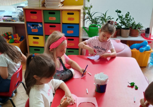 przedszkolaki wycinają serca