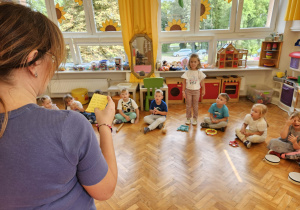 pani psycholog odczytuje wiadomość dziewczynce od rodziców