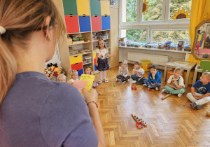 pani psycholog odczytuje wiadomość dziewczynce od rodziców