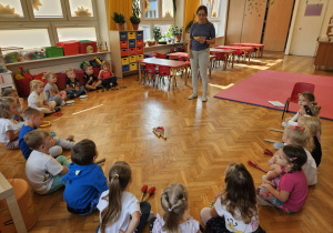 pani psycholog odczytuje wiadomości dzieciom od rodziców