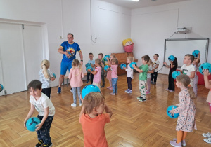 dzieci poruszają się z piłkami