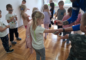 dzieci otrzymują stempelki na rękę