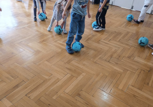 dzieci starają się lekko kopać piłkę