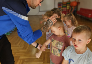 dzieci otrzymują stempelki na rękę