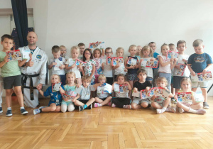 zdjęcie grupowe z trenerem