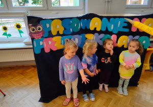 dziewczynki w czasie pasowania na przedszkolaka