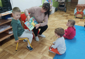 mama pokazuje obrazki w książce dzieciom