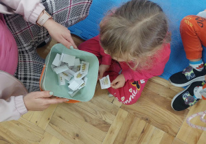 dziewczynka losuje zadanie