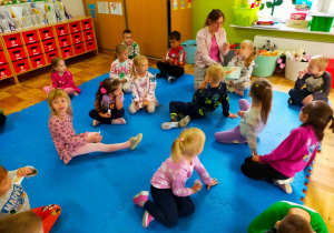 dzieci losują zadania rozdawane przez panią psycholog