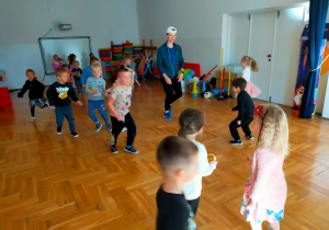 przedszkolaki biegają z trenerem