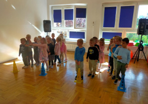 dzieci przygotowane do zawodów stoją w czterech rzędach