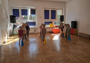 dzieci przygotowane do zawodów stoją w trzech rzędach