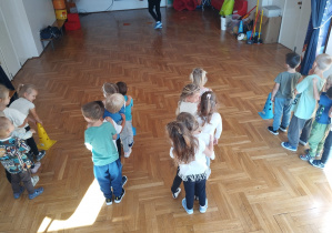 dzieci przygotowane do zawodów stoją w czterech rzędach