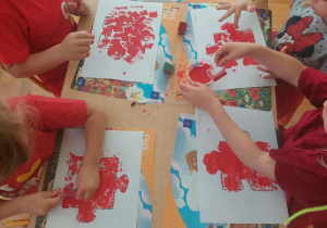 dzieci kolorują i stemplują puzzle farbą