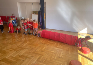 przedszkolaki pokonują czerwony tor przeszkód - czerwony tunel