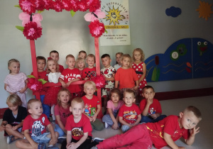 zdjęcie grupowe z czerwoną ramką