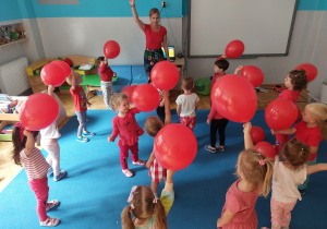zabawy dzieci z czerwonymi balonami