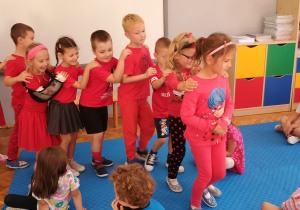 przedszkolaki poruszają się w wężu między dziećmi